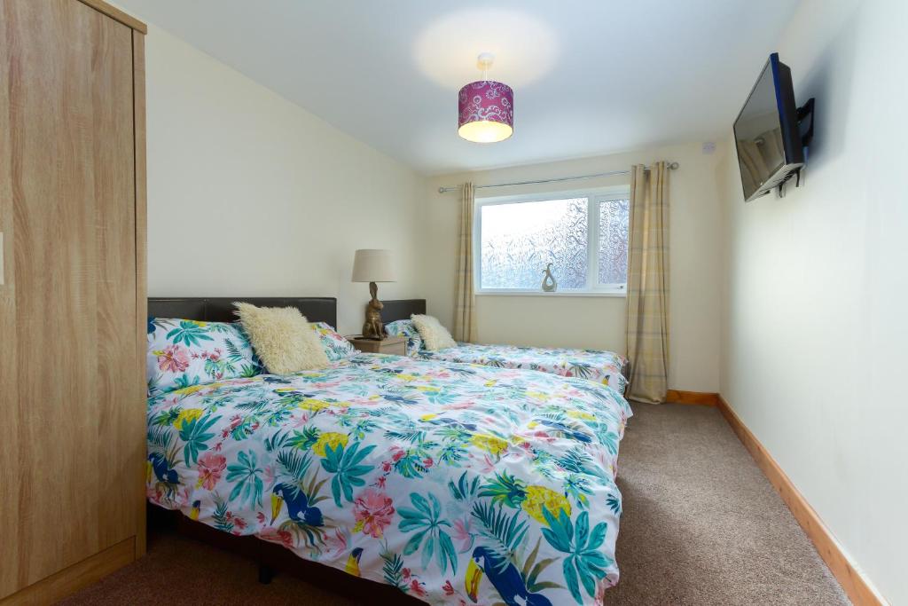 Apartment 7 bedroom with 1 double and 1 single bed. Bedside cabinets, wardrobe, wall mounted smart TV