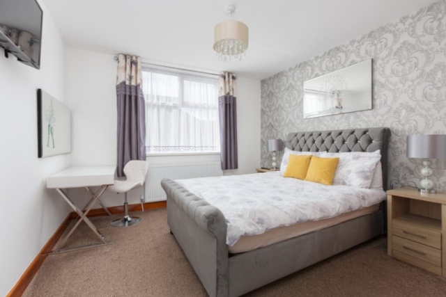 Self catering holiday apartments Blackpool. Beachcliffe apartments  7 master bedroom has a double bed, bedside cabinets, wall mounted TV, dressing table, walk in wardrobe. radiator.