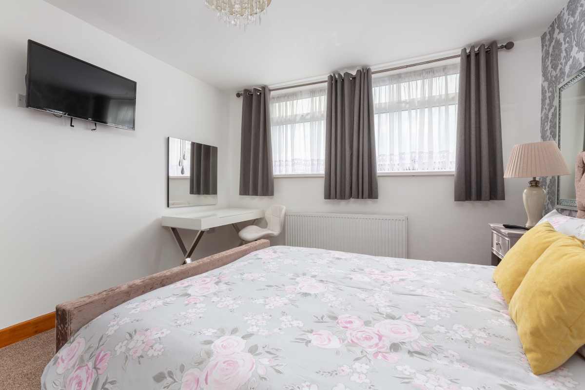 Self catering holiday apartments Blackpool. Beachcliffe apartments  7 master bedroom has a double bed, bedside cabinets, wall mounted TV, dressing table, walk in wardrobe. radiator.