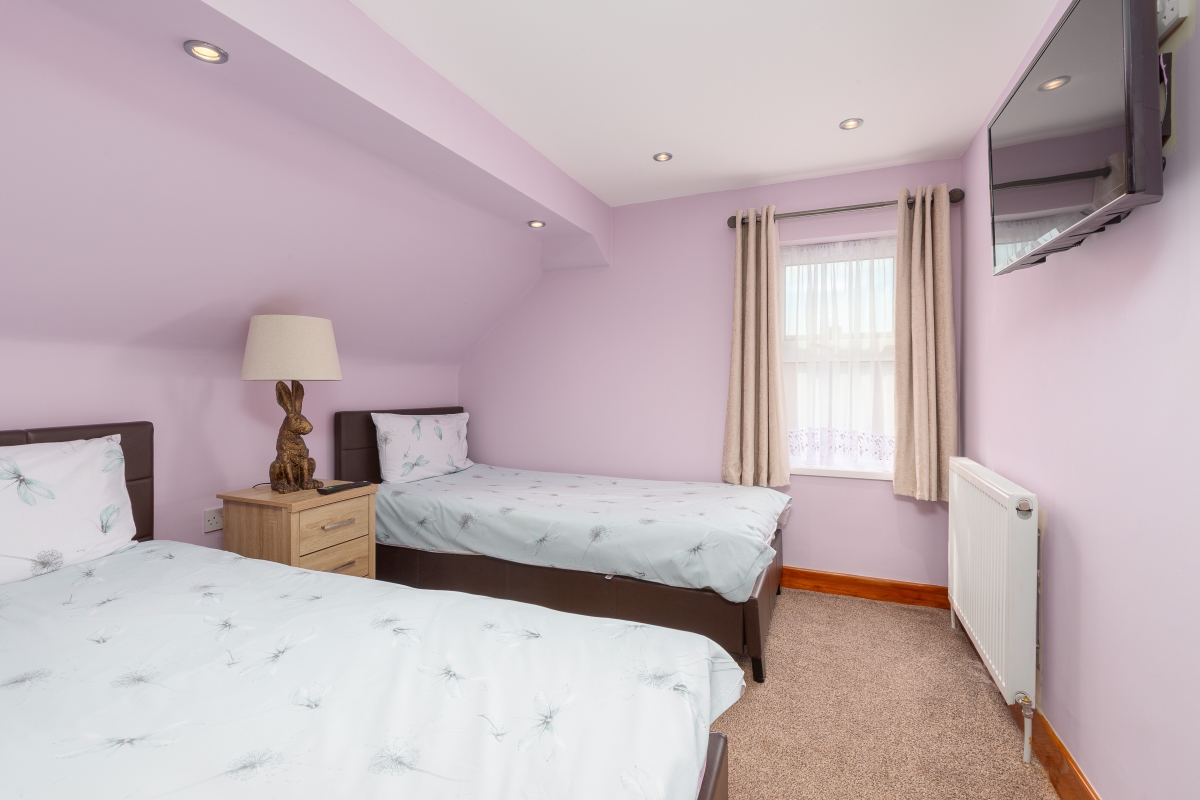 Self catering holiday apartments Blackpool. Beachcliffe apartments 8 twin bedroom, has two single beds, bedside cabinet, wall mounted TV, wardrobe. radiat