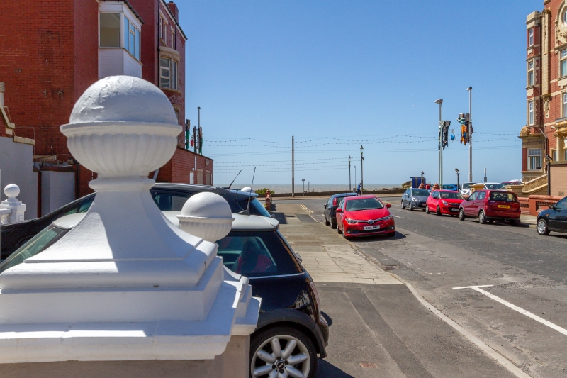 Self catering holiday apartments Blackpool. Beachcliffe lodge apartment exterior with sea views.